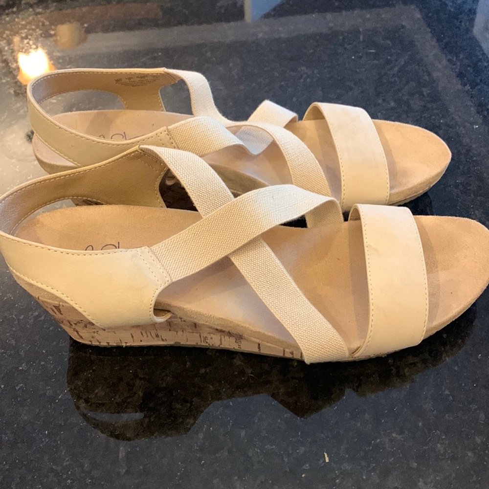 Size 9 tan Life Stride Flex sandals/slight wedge